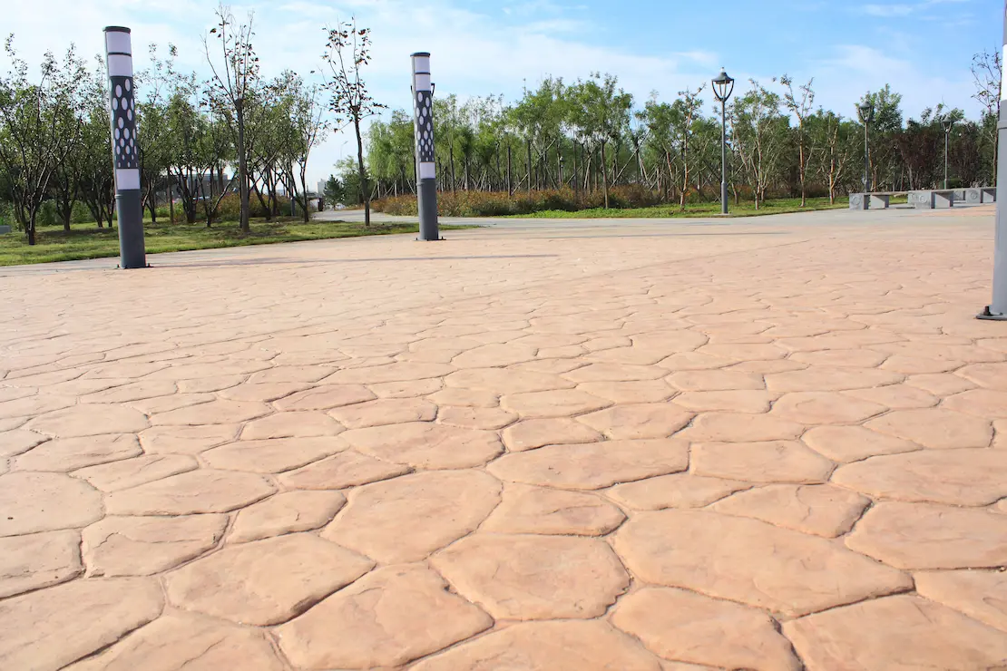 Zona de relax de una institución educativa con pavimento de concreto estampado en Badajoz.