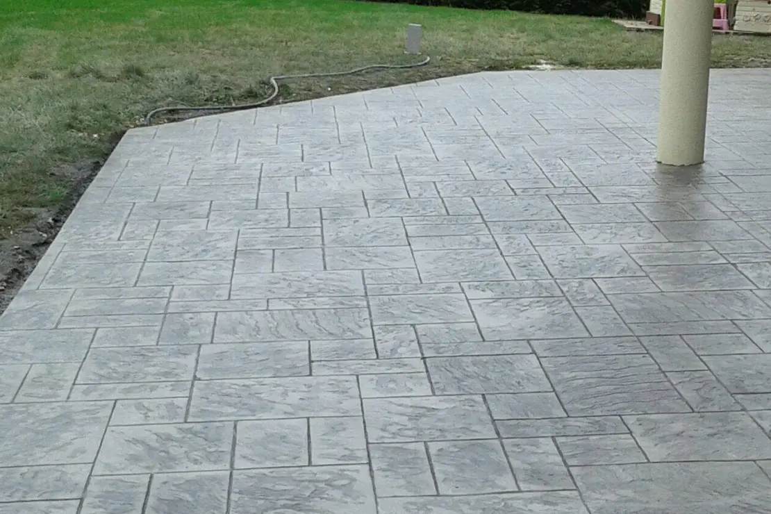 Pavimento de concreto estampado utilizado en superficie exterior.